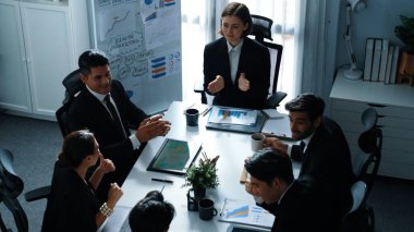 Çeşitli takımların el çırpışları ve toplantı odasındaki satışların artmasını kutlamak için alkışlar. Başarılı bir ekip toplantı masasında başarılı bir proje için el sıkışıyor. Müdürlük.