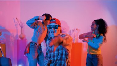 Çeşitli mutlu insanlar stüdyoda neon ışığı eşliğinde canlı müziğe geçiyorlar. Çekici hipster dans ederken Asyalı adam enerjik bir hareket sergilerken çok kültürlü takım tezahürat ve destek yapıyor. Mutluluk.