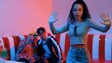 İspanyol dansçı çeşitli arkadaşlar birlikte dans ederken hareket eder. Mutlu profesyonel hipster el sıkışırken aynı zamanda çok kültürlü bir grubu destekliyor ve cesaretlendiriyor. Mutluluk.