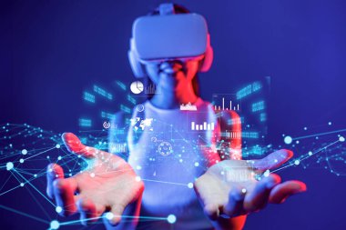 İş adamı, tahmin edilen büyük veri modellerinden gerçek zamanlı analizlere uzanan eğilimleri ve görüşleri ortaya çıkarmak için veri analizlerini derinlemesine inceleyerek, veri güdümlü kararların analitik endüstrileri nasıl ileri götürdüğünü öğrenir Faas