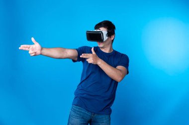 VR takan akıllı oyuncu metaevren dünyasına dönüyor, silah avcılığı oynuyor, mavi arka planda zafer hayvan avcılığı yapan fütüristik teknoloji hologramına bağlanıyor, sanal gerçeklik. Entrika.