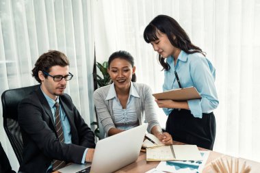 Modern ofis ortamında çalışan çeşitli etnik gruplardan çeşitli iş adamları. Üretken ve çok ırklı ofis çalışanları stratejik ticari pazarlama konusunda tartışmaya giriştiler. Çok titiz.