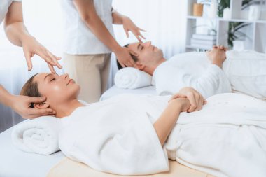 Kafkasyalı çift stres önleyici kafa masajının keyfini çıkarıyor ve lüks otellerde ya da otel spa salonlarında gündüz kaplıcalarında yüz güzelliği eğlencelerini şımartıyor. Sessiz.