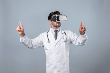 Kafkasyalı doktor ayakta dururken tıbbi verileri gösterip seçiyor. Meta-evreni veya görsel gerçeklik programını bağlamak için laboratuvar önlüğü ve sanal gerçeklik gözlüğü takan yakışıklı bir doktor. Teknoloji yeniliği. Sapma.