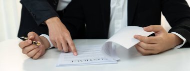 Şirket avukatının ya da hukuk bürosundaki avukat servisinin yardımıyla balyayla ilgili sözleşme imzalama belgesi. İşletme yatırımı ve yasal işlemlerin tamamlanması. Kurnaz.