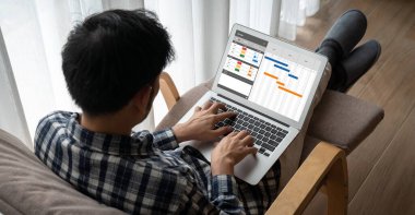 Ekip projesinin zaman çizelgesini gösteren bilgisayar ekranında, modern iş projesi yönetimi için proje planlama yazılımı