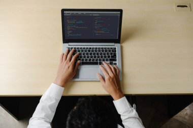 Model uygulama ve program kodlaması için bilgisayar ekranında yazılım geliştirme programlama