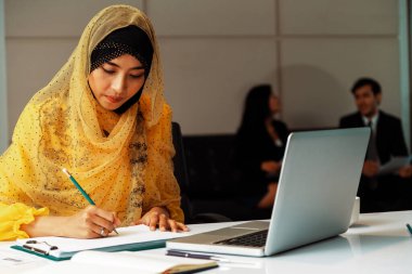 Başarılı Orta Doğulu Müslüman iş kadını ofiste çalışıyor. Uluslararası iş başarısı kavramı. uds