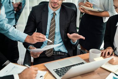 Bir grup iş adamı iş toplantı odasında fikir alışverişinde ve etkileşimli takım çalışması konseptinde birlikte çalışıyor. İş adamlarından oluşan bir ekip yeni strateji ve pazarlamayı tartışıyor. Habiliment