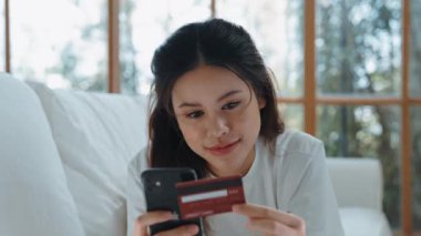 Kadın alışverişi ya da internet pazarında online ödeme modern yaşam tarzı için satılık eşyalar arıyor ve canlı siber güvenlik yazılımı tarafından korunan cüzdandan çevrimiçi ödeme için kredi kartı kullanıyor