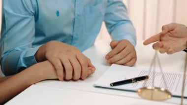 Sevgili çift hukuki danışmanlık ve hukuk firmasından yardım ister, evlilik hukuku, evlenme teklifi ve nafaka konularını tartışır. Evlilik sertifikası için tavsiye veren bir avukat. Ağır çekim. Katı.