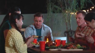 Aile, yıl dönümünü bahçede kutlar. Aile üyeleri, yemeğe. Doğayla iç içe olmak için açık hava kamp aktivitesi ve nesiller arası tatlı akrabalarla zaman geçirmek için. Uyumsuzluk.