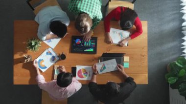 İş kadınlarına tepeden bakan bir bakış açısı. Açıkla ve finansal durumu açıkla. Çeşitli gruplar yatırım grafiğiyle toplantı masasında borsa istatistikleri hakkında tartışıp dinlediler. Cemaat.