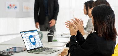 Bilgisayar ekranında rahatça görünen e-posta bildirim iletisi. Dijital pazarlama iletisi bilgi metni iş dünyasından müşteriye