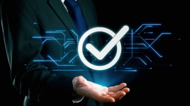 İş adamı, QC ve QA standartlarının karşılandığından emin olmak için katı kalite güvencesi protokolleri uyguluyor. Kalite güvencesi ile sertifikalı ürün mükemmelliğine ulaşmak. Kullanıcı Kimliği