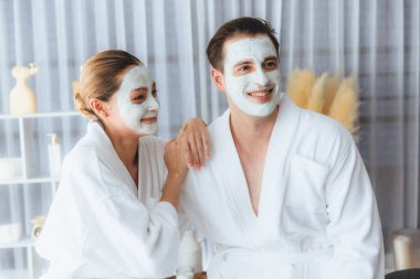 Yüzü kremli, bornozlu mutlu bir çift tatil boyunca kaplıca salonu ya da otelin huzurlu atmosferinin tadını çıkarıyor. Şımarık yüz spa 'sı ve cilt bakımı, esans rahatlığı. Sessiz.