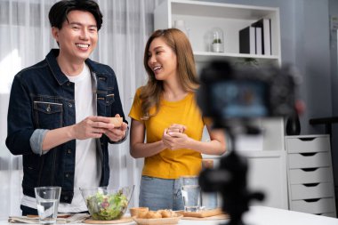 Karışık salata öğreten iki şef ile canlı yayında yemek pişirme programı, kamera tarafından kaydedilen çörek ekmeğiyle sunulan özel soslu malzemeler hazırlama. İnfobahn.