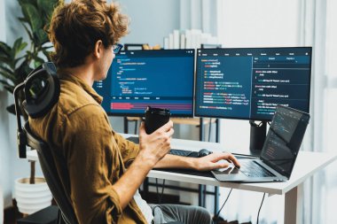 IT geliştiricisinin elinde kahve fincanı tutarak modern ofisteki kodlama uygulaması ekranlarında online yazılım arayışıyla en son güncellenmiş program yazılım bilgi sürüm kavramını yaratması. Toplayıcı.
