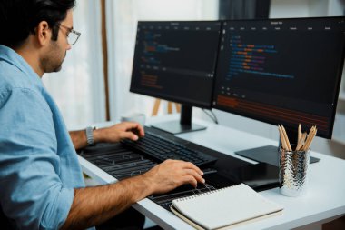 Akıllı IT geliştiricisi yazılım geliştirme kodlaması ile modern ofisteki iki bilgisayar kodlu bilgisayar sistemi üzerinde uygulama programı güncelleme çevrimiçi web sitesi yaratıyor. Tahmin et..
