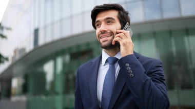 Kafkasyalı yetenekli bir proje yöneticisi. Bulanık geçmişiyle şehirde yürürken telefonla konuşuyor. Akıllı telefon kullanan yetenekli bir işadamı bulanık geçmişi olan bir proje yöneticisiyle konuşuyor. Sevinçli..