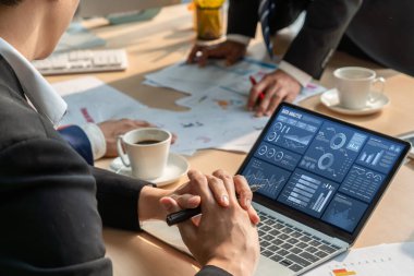 İş veri paneli, pazarlama stratejisi planlaması için iş zekası analizi sunar. Müşteri taleplerini analiz etmek ve iş dünyasının geleceğini önceden görmek için büyük veriler sunulur.