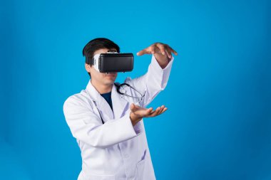 VR kulaklık takan zeki doktor tıp araştırmaları ile metabolizma dokunmatik ekranı fütüristik teknoloji hologramı sanal gerçeklik zeki meta-dünya mavi arka planı izole eder. Entrika.