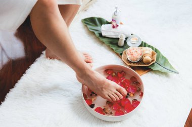 Adam lüks kaplıcalarda mutlu ayak masajına devam ederken, masör de hafif gün ışığı atmosferinde refleksoloji terapisi ya da otel ayak spa 'sında. Sessiz.