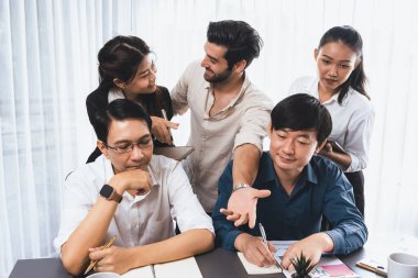 Bir grup farklı ofis çalışanı şirket ofis odasında stratejik iş pazarlama planlamasında birlikte çalışıyor. İş yeri konseptinde pozitif takım çalışması. Tedbirli