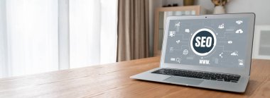 Model e-ticaret için SEO arama motoru optimizasyonu ve bilgisayar ekranında gösterilen çevrimiçi perakende işi