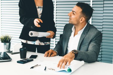 İş adamı yöneticisi, modern işyerinde çalışan iş kadınlarıyla görüşürken işleri kontrol ediyor. Kurumsal iş adamları konsepti. uds