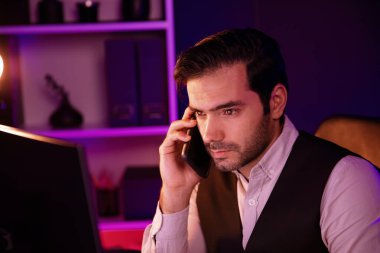 Akıllı iş adamı, akıllı telefondan ortağını ya da yatırımcısını arıyor. Hedef pazar veritabanı klasöründe satış kanalı disiplinlerini, Neon Dark Light Room 'daki ürün hizmetlerini analiz etmek için tartışıyor. Tahmin et..