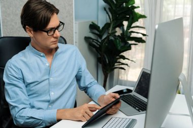 IT geliştiricisi, tablet üzerindeki yazılım geliştirme bilgisini pc ve laptop ekranıyla karşılaştırarak güncelleme sürüm genel sisteminde yeni bir kod programıyla nokta nokta seçiyor. Bireysel.