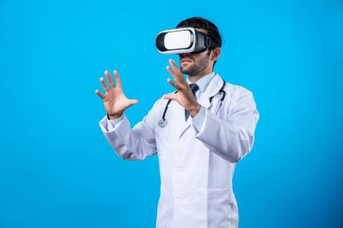 Zeki doktor cam camlara bakıyor ve mavi arka planda duruyor. Sanal gerçeklik ya da metadünya giyerken tıbbi verileri elinde tutan ve kontrol eden beyaz bir doktor. Yenilik teknolojisi. Sapma.