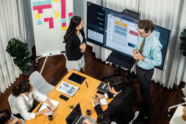 Proje yöneticisi toplantı odasında iş programları, Gantt program programı TV ekranında. Çoklu etnik çeşitlilik iş adamları ve modern iş projesi yönetimi. Çok titiz.