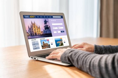 Model arama ve seyahat planlama için internet sitesi uçuş, otel ve tur rezervasyonları için anlaşma ve paket sunuyor