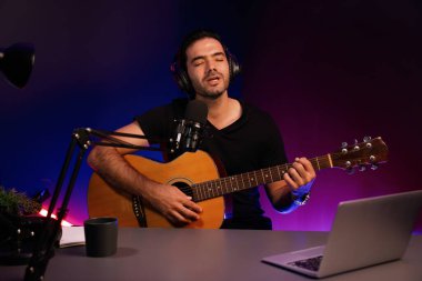 Müzik blogcusu ile birlikte Neon Light Modern Stüdyoları 'nda müzik kulaklığı ve mikrofon sosyal medya kullanarak Fanclub' a canlı yayında canlı yayında akıllı etkili sunucunun sunucu kanalı. Tahmin et..