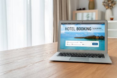 Çevrimiçi otel konaklama rezervasyon sitesi mod rezervasyon sistemi sağlar. Seyahat teknolojisi kavramı .