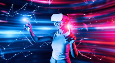 Meta-meta 'da siber punk stilinde ayakta duran zeki kadın metaevrene bağlı VR kulaklık takıyor, gelecekteki siber uzay teknolojisi kullanıyor, kadın sanal gerçekliğe dokunan bir nesne kullanıyor. Halüsinasyon.