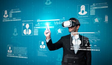 Beyaz proje yöneticisi görsel gerçeklik gözlüğü kullanarak kimlik doğrulama ya da güvenlik sistemini araştırıyor ve planlıyor. Profesyonel iş adamı kontrolü ya da özel ağ gizlilik yazılımına erişim. Sapma.