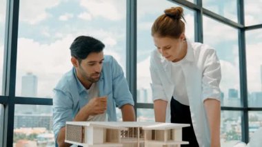 Yetenekli mimar mühendis takımı ev modeli inşaatı hakkında konuşuyor. Başarılı iç tasarım beyin fırtınası, paylaşım, mimari tasarım. Yaratıcı tasarım. İzleme