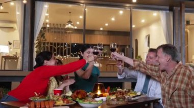 Tatil kutlaması için aile bir arada. Yetişkin üye tatlı kız dışında şarap kadehiyle tezahürat yapar. Açık hava kampı aktivitesi yiyeceklerle rahatlamak ve akrabalarla zaman geçirmek kuşaklar arası bir uçurum. Uyumsuzluk.