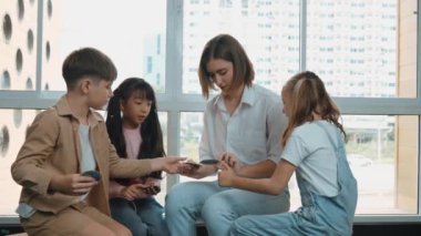 Öğrenci becerilerini geliştirmek için eğitim kartı oynayan Kafkas profesyonel öğretmen. Bir grup öğrenci hafıza kartı kullanarak kelime bilgisi öğrenmeyi ve öğrenmeyi seviyor. İlkokul. Etkinlik.