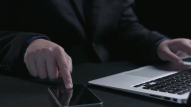 Yapay zeka mühendisliği, büyük veri ve yapay zeka makinesi kavramında yapay zeka beyin işlemcisiyle iş desteği için üretken yapay zeka kullanmayı öğrenen insan etkileşimi. Kullanıcı Kimliği