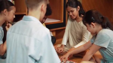 Bir grup farklı çocuk kütüphanede kitap okurken daireler çiziyor. Liseli kız bir dergiyi paylaşırken ilgili konulara dikkat çekiyor ve çok kültürlü arkadaşlarla konuşuyor. Öğretim