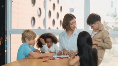 Çizim kitabında işaret kullanarak çeşitli öğrencilerin ve zeki öğretmen çizimleri ve boyamaları mutlu olsun. Çok kültürlü, zeki bir öğrenci yetenekli beyaz bir eğitmenle konuşurken çizim kitabı kullanıyor. Etkinlik.