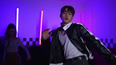 Kameranın önünde dans eden yetenekli break dansçı farklı arkadaşları pop ya da hip hop müziği dinlemek için arkada dans ediyor. Çekici performans ekibi kameraya doğru hareketli hareketler sergiliyor. Mutluluk.