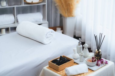 Lüks spa merkezindeki kaplıca masasında güzellik ve güzellik salonu aksesuarları. Spa masajı ve eğlence arka planı konsepti. Sessiz.