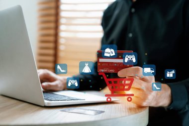Müşteri çevrimiçi platform seçerek hologram grafik arayüzü kontrol cihazını aç. Akıllı tüketici dokunmatik aygıtı. Nakitsiz teknoloji alışveriş envanteri kullanarak e-ticaret uygulaması aç. Siber Nakit.