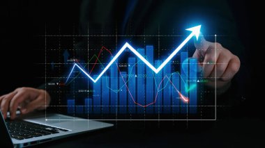 İş adamı iş büyümesi için ölçümleri değerlendirir, genişleme hedefleri koyar. İnovasyon ve strateji 2025 yoluyla sürekli iş büyümesini teşvik etme hakkında görüşler. Kullanıcı Kimliği