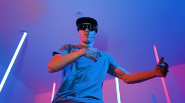 Beyaz dansçının gösterişli gözlükler taktığı ve break dans yaptığı alçak açılı kamera. Çekici adam kendinden emin bir şekilde kameraya bakarken enerjik bir performans ve hareket gösterdi. Mutluluk.